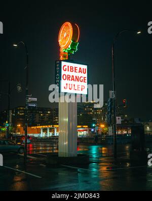 Gibeau Orange Julep Vintage-Schild bei Nacht, Côte-des-Neiges – Notre-Dame-De-Grâce, Québec, Kanada Stockfoto