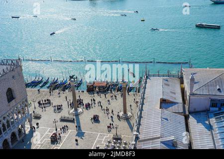 Blick auf die Colonna di San Marco und die Colonna di San Todaro auf der Piazzetta San Marco in Venedig, Italien Stockfoto