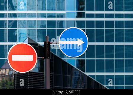 Kein Eingang und Pfeil nach rechts Verkehrsschild in moderner Stadtumgebung, keine Menschen Stockfoto