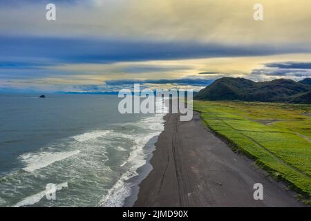 Strand mit schwarzem Sand auf Kamtschatka Stockfoto