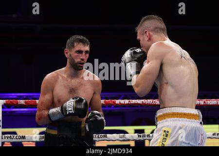 5.. August 2022; Vicenza, Venetien, Italien: EBU European Union Super Bantamweight Boxtitel: Luca Rigoldi und Geram Eloyanic; Luca Rigoldi (weiß) und Geram Eloyanic (schwarz) Stockfoto