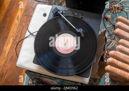 Siebziger Vinyl-Schallplatte dreht sich auf Plattenspieler. Stockfoto