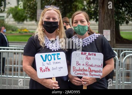 WASHINGTON DC USA 09/24/2020 RBG Trauernden mit Schildern und Spitzen Kragen. Stockfoto