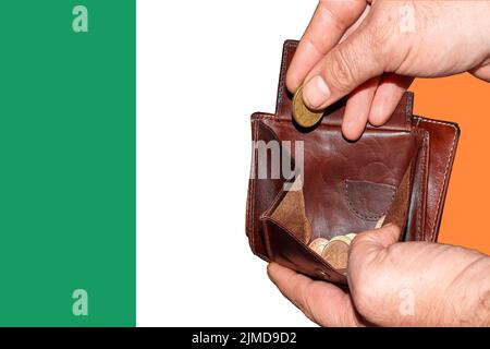 Die leere Brieftasche zeigt die globale Finanzkrise, die durch das Corona-Virus in Irland ausgelöst wurde Stockfoto