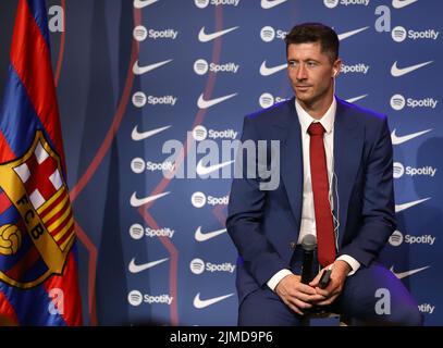 Sabadell, Barcelona, Spanien. 5. August 2022. Barcelona Spanien 05.08.2022 Robert Lewandowski (FC Barcelona) schaut während der Präsentation des neuen Spielers FC Barcelona Robert Lewandowski auf dem Spotify Camp Nou am 05. August 2022 in Barcelona. (Bild: © Xavi Urgeles/ZUMA Press Wire) Stockfoto