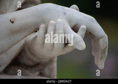 Steinerne Hände von Jesus und Maria auf einem alten Friedhof. Stockfoto