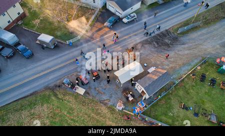 Luftaufnahme eines Amish Mud Sale mit vielen Buggys und Farm Equipment Stockfoto