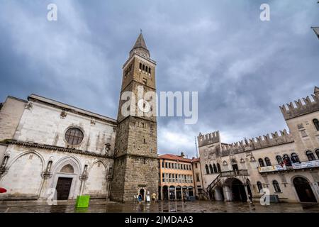 Bild des tito-Platzes in Koper, Slowenien, mit der Kathedrale der Annahme und dem prätorianischen Palast. Die Kathedrale der Himmelfahrt der Stockfoto