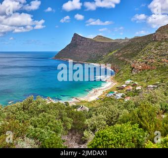 Strand und Küste. Strand und Küste bei ruhigem Wetter - Südafrika, Kapstadt. Stockfoto