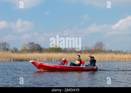 Familie im kleinen Boot Stockfoto