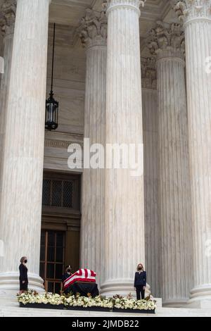 Die Schatulle von Ruth Bader Ginsburg am Obersten Gerichtshof war mit einer amerikanischen Flagge und mit Paletträgern geschmückt Stockfoto