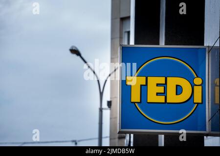 Bild eines Schildes mit dem Logo von TEDI auf ihrem Supermarkt für Zagreb, Kroatien. Tedi ist ein deutscher Non-Food-Einzelhändler mit 2699 Niederlassungen in Deutschland, A Stockfoto