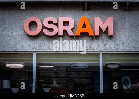 Bild eines Schildes mit dem Logo von Osram auf dem Händler in Zagreb, Kroatien. Die Osram Licht AG (stilisiert als OSRAM) ist ein deutsches Unternehmen, das elect macht Stockfoto