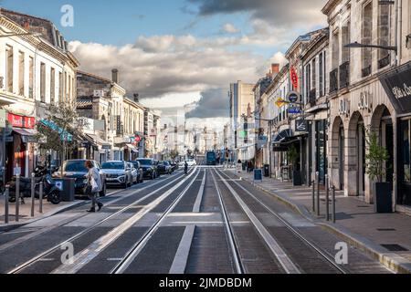 Bild einer typischen Straße von Bordeaux, Vororte Frankreich, mit Fassaden von Wohngebäuden und Geschäften und Geschäften in der Avenue de la Liberation. Stockfoto