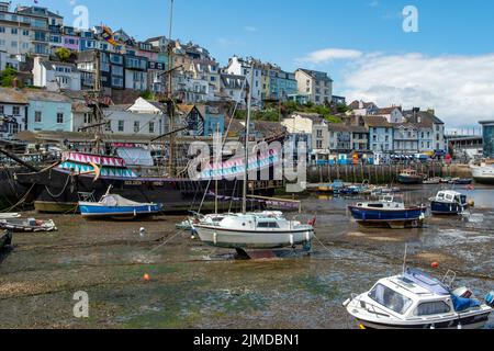 Low Tide im Hafen, Brixham, Devon, England Stockfoto