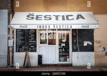 Bild eines serbischen Fast-Food-Restaurants in der Stadt Novi Sad, Serbien, das Indeks sendwic oder Index Sandwich serviert, das kultigste Sandwich der Stadt Nov Stockfoto