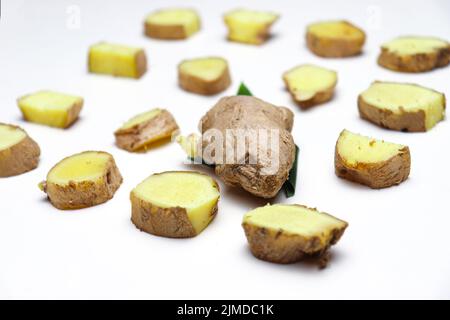 Gesunder und frischer Ingwer auf dem Blatt zum Kochen Stockfoto