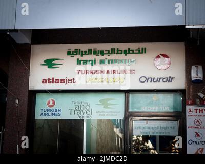 Bild eines Schildes mit dem Logo von iraqi Airways, aufgenommen in ihrem Büro für istanbul, Türkei. Die Iraqi Airways Company, die als Iraqi Airways tätig ist, ist die Stockfoto