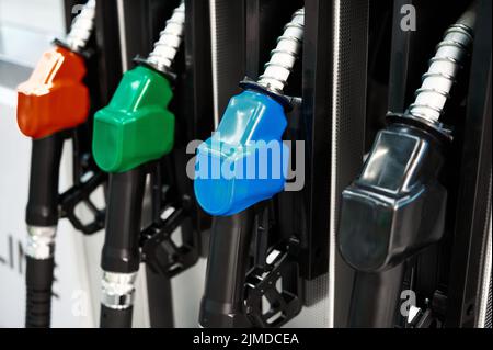 Reihe von Betankungsdüsen im Regal an der aktuellen Tankstelle Stockfoto