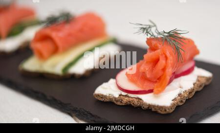 Kanapees mit Lachs Stockfoto