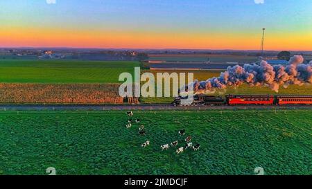 Luftaufnahme des Dampfzugzuges bei Sonnenaufgang Stockfoto