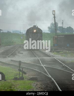 Dampflok Lok mit Pkw anreisen in die Station Stockfoto