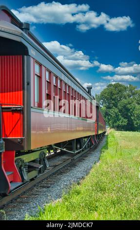 Steam Passenger Train Reisen durch die Landschaft von Train View Stockfoto