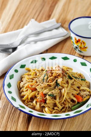 Bakmie Jawa Nyemek oder Mie Nyemek, Javanische Nudelsuppe Popular aus Yogyakarta, Indonesien. Süße und herzhafte traditionelle Rezept Noodle Stockfoto