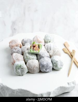 Mochi Sukabumi, Reiskuchen aus klebriigem Reis, gefüllt mit süßem, grobem Erdnuss. In der Regel Snack aus Sukabumi, West Java, Indonesien Stockfoto