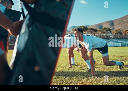 Tackling-Übungen sind der wichtigste Teil Ihres Trainings. rugby-Spieler trainieren mit Tackle Bags auf dem Feld. Stockfoto