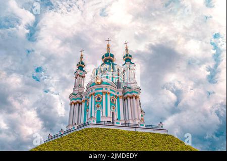 St. Andrews Church - die große Barockkirche befindet sich auf der Spitze der Andriyivskyy-Abfahrt in Kiew, Ukraine Stockfoto
