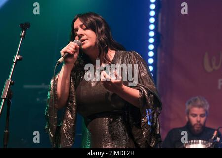 Die in Pakistan geborene britische Singer-Songwriterin Sarah Joyce, besser bekannt unter ihrem Künstlernamen Rumer, spielt live auf der Bühne des Wickham Festivals in Hampshire. Unterstützt von führenden Persönlichkeiten der Musikindustrie, darunter Burt Bacharach, Elton John, Carly Simon und Jools Holland, wurde Rumer am 13. Januar 2011 für zwei Brit Awards nominiert. Ihr Debütalbum Seasons of My Soul, das 2010 veröffentlicht wurde, erreichte mit #3 den Höhepunkt in den UK Charts, wurde 2013 mit über einer Million Kopien in Platin zertifiziert und wurde 2019 bei #26 in den offiziellen Top 40 größten Debütalbums des Jahrzehnts gelistet. Rumers Stimme wurde vom beschrieben Stockfoto