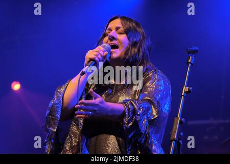 Die in Pakistan geborene britische Singer-Songwriterin Sarah Joyce, besser bekannt unter ihrem Künstlernamen Rumer, spielt live auf der Bühne des Wickham Festivals in Hampshire. Unterstützt von führenden Persönlichkeiten der Musikindustrie, darunter Burt Bacharach, Elton John, Carly Simon und Jools Holland, wurde Rumer am 13. Januar 2011 für zwei Brit Awards nominiert. Ihr Debütalbum Seasons of My Soul, das 2010 veröffentlicht wurde, erreichte mit #3 den Höhepunkt in den UK Charts, wurde 2013 mit über einer Million Kopien in Platin zertifiziert und wurde 2019 bei #26 in den offiziellen Top 40 größten Debütalbums des Jahrzehnts gelistet. Rumers Stimme wurde vom beschrieben Stockfoto