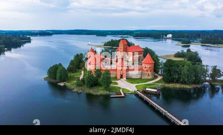 Drohne Blick auf Trakai Island Castle in Galve Lake