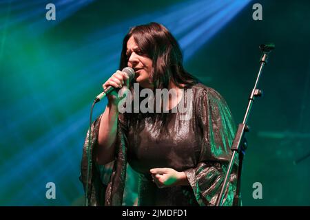 Die in Pakistan geborene britische Singer-Songwriterin Sarah Joyce, besser bekannt unter ihrem Künstlernamen Rumer, spielt live auf der Bühne des Wickham Festivals in Hampshire. Unterstützt von führenden Persönlichkeiten der Musikindustrie, darunter Burt Bacharach, Elton John, Carly Simon und Jools Holland, wurde Rumer am 13. Januar 2011 für zwei Brit Awards nominiert. Ihr Debütalbum Seasons of My Soul, das 2010 veröffentlicht wurde, erreichte mit #3 den Höhepunkt in den UK Charts, wurde 2013 mit über einer Million Kopien in Platin zertifiziert und wurde 2019 bei #26 in den offiziellen Top 40 größten Debütalbums des Jahrzehnts gelistet. Rumers Stimme wurde vom beschrieben Stockfoto