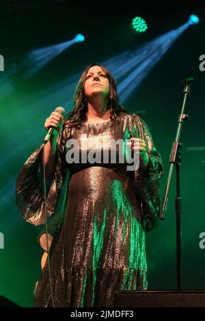 Die in Pakistan geborene britische Singer-Songwriterin Sarah Joyce, besser bekannt unter ihrem Künstlernamen Rumer, spielt live auf der Bühne des Wickham Festivals in Hampshire. Unterstützt von führenden Persönlichkeiten der Musikindustrie, darunter Burt Bacharach, Elton John, Carly Simon und Jools Holland, wurde Rumer am 13. Januar 2011 für zwei Brit Awards nominiert. Ihr Debütalbum Seasons of My Soul, das 2010 veröffentlicht wurde, erreichte mit #3 den Höhepunkt in den UK Charts, wurde 2013 mit über einer Million Kopien in Platin zertifiziert und wurde 2019 bei #26 in den offiziellen Top 40 größten Debütalbums des Jahrzehnts gelistet. Rumers Stimme wurde vom beschrieben Stockfoto