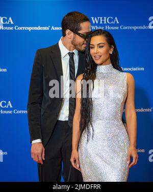 DATEI: 5.. August 2022. Kim Kardashian & Pete Davidson Split. Foto aufgenommen: Pete Davidson, links, und Kim Kardashian kommen am Samstag, den 30. April 2022, zum Jahresessen der White House Correspondenents Association 2022 im Washington Hilton Hotel an. Dies ist das erste Mal seit 2019, dass die WHCA aufgrund der COVID-19-Pandemie ihr jährliches Abendessen veranstaltet. Quelle: Rod Lamkey/CNP /MediaPunch Quelle: MediaPunch Inc/Alamy Live News Stockfoto