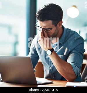 Stress, Schmerzen und Augenbelastung durch die stundenlange Arbeit am Laptop, die Kopfschmerzen, Sehstörungen und Sehstörungen verursacht. Burnout, müde und überfordert jung Stockfoto