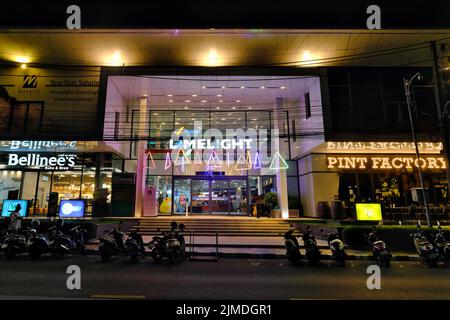Limelight Avenue Shopping Mall in der Altstadt von Phuket Town (Phuket City), Thailand, beleuchtet am späten Abend. Stockfoto