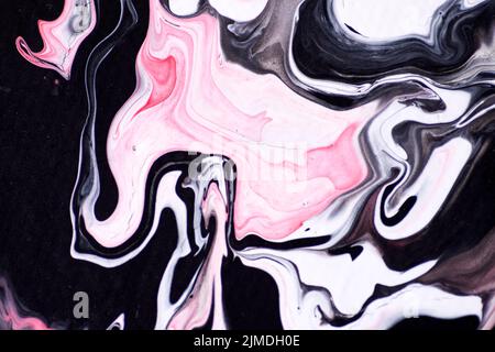 Marmoriertes Acrylfarbenmuster in den Farben rot, schwarz, weiß und pink. Stockfoto