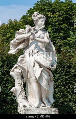 Weibliche Skulptur im Belvedere Park Stockfoto