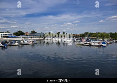 Senftenberg, Deutschland. 04. August 2022. Die Boote liegen in der Marina am Stadthafen des Senftenberger Sees, der 2013 eröffnet wurde. Der künstliche See wurde bis 1972 durch die Überflutung einer ehemaligen Braunkohlemine im Tagebau geschaffen und ist bis zu 25 Meter tief. Als Naherholungsgebiet ist der See bei Touristen sehr beliebt. (To dpa survey 'Tourist Areas') Credit: Soeren Stache/dpa/Alamy Live News Stockfoto