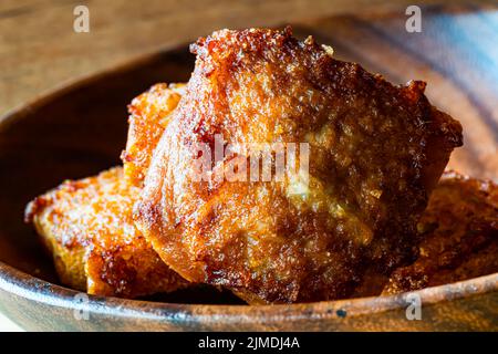 Nahaufnahme von gebratenem Schweinestoast in einer Holzschüssel. Stockfoto