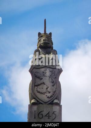 Eine Skulptur eines Einhorns, das das Royal Arms of Scotland auf dem Melrose Market Cross in Melrose, Scottish Borders, Schottland, Großbritannien, hält. Stockfoto