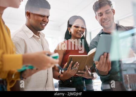 Wenn Sie gut planen, werden Sie großen Erfolg. Eine Gruppe von Geschäftsleuten Brainstorming zusammen in einem Büro. Stockfoto