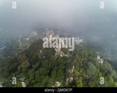 Maurisches Schloss im Nebel Portugal Stockfoto