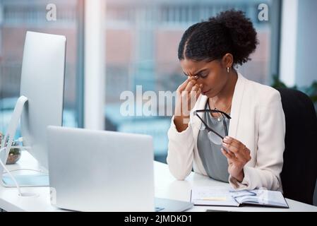 Gestresste, müde und frustrierte Geschäftsfrau mit Kopfschmerzen, Augenschmerzen und Burnout, die Fehler auf einem Bürolaptop machen. Überarbeiteter kreativer Unternehmer Stockfoto