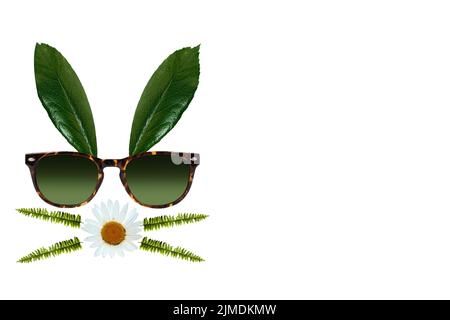 Hase-Gesicht aus naturgrünen Blättern mit Sonnenbrille auf hellem Hintergrund. Minimales Osterkonzept. Flach liegend. Stockfoto