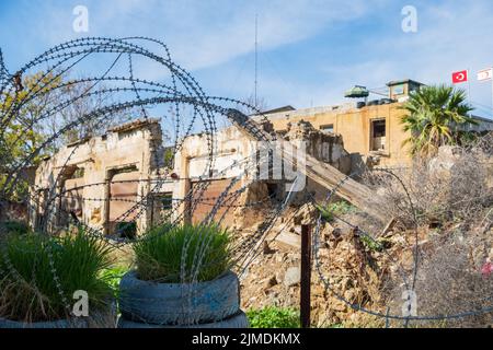 Stacheldraht und ein Wachposten in der UN-Pufferzone (Grüne Linie) im geteilten Nikosia, Zypern Stockfoto