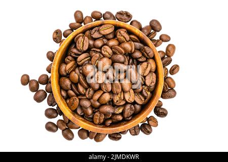 Draufsicht auf Kaffeebohnen in Holzschüssel auf weißem Hintergrund. Stockfoto